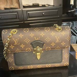 Louis Vuitton AUTHENTIC crossbody purse. Never carried, without tags. PERFECT.